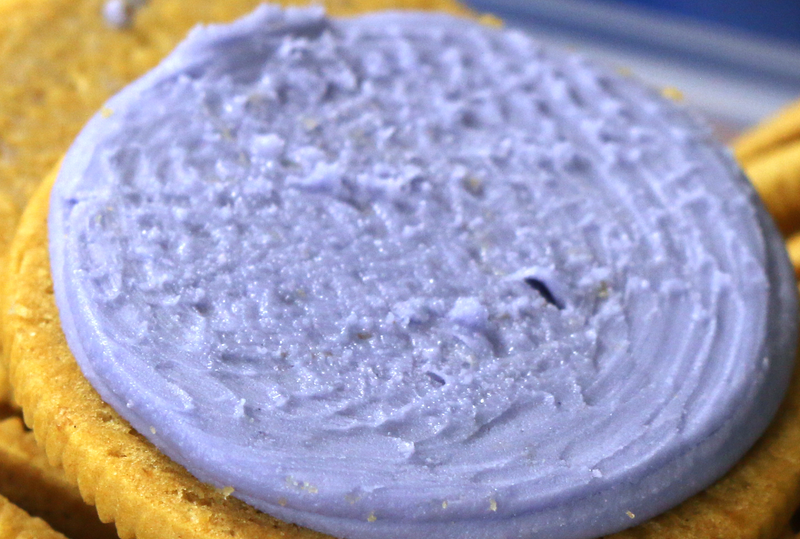 Illustration for article titled Snacktaku Eats Limited Edition Blueberry Pie Oreos